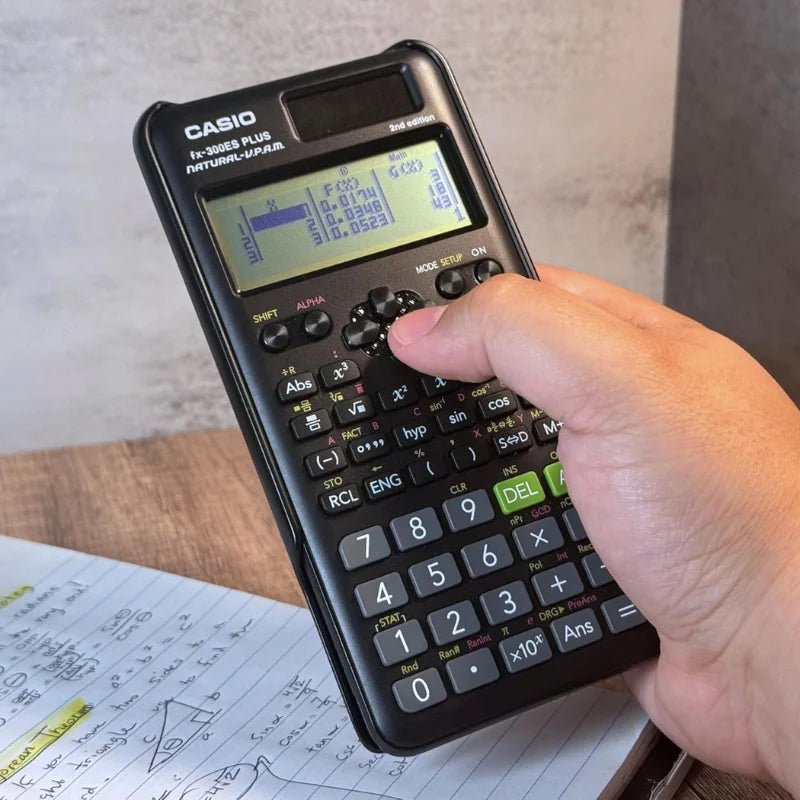 Calculadora científica Casio FX-300ES Plus 2da Edición en color negro con pantalla natural - Officemate