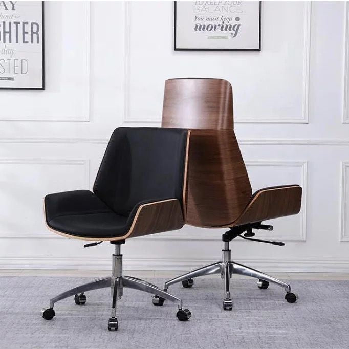 Elegancia y estilo son las características de este sillón de dirección. El armazón cromado y la funda de cuero del asiento confieren a esta silla un aspecto de alta calidad, mientras que la tapicería de madera añade elegancia a su diseño. El sistema de suspensión garantiza una cómoda experiencia de asiento en cualquier lugar de trabajo.