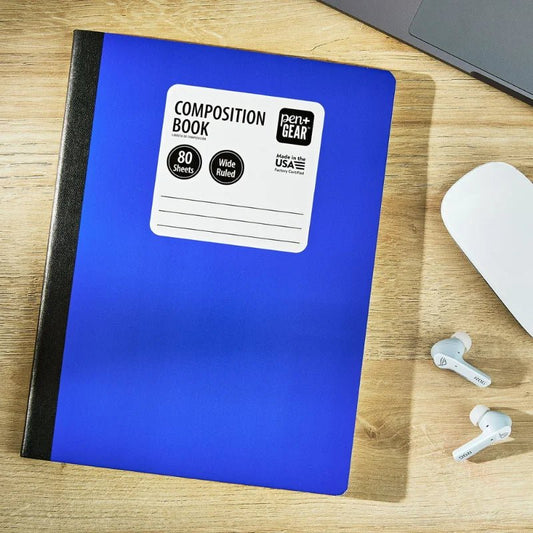 Cuaderno azul Composition Book de 160 páginas Pen+Gear sobre escritorio – Officemate