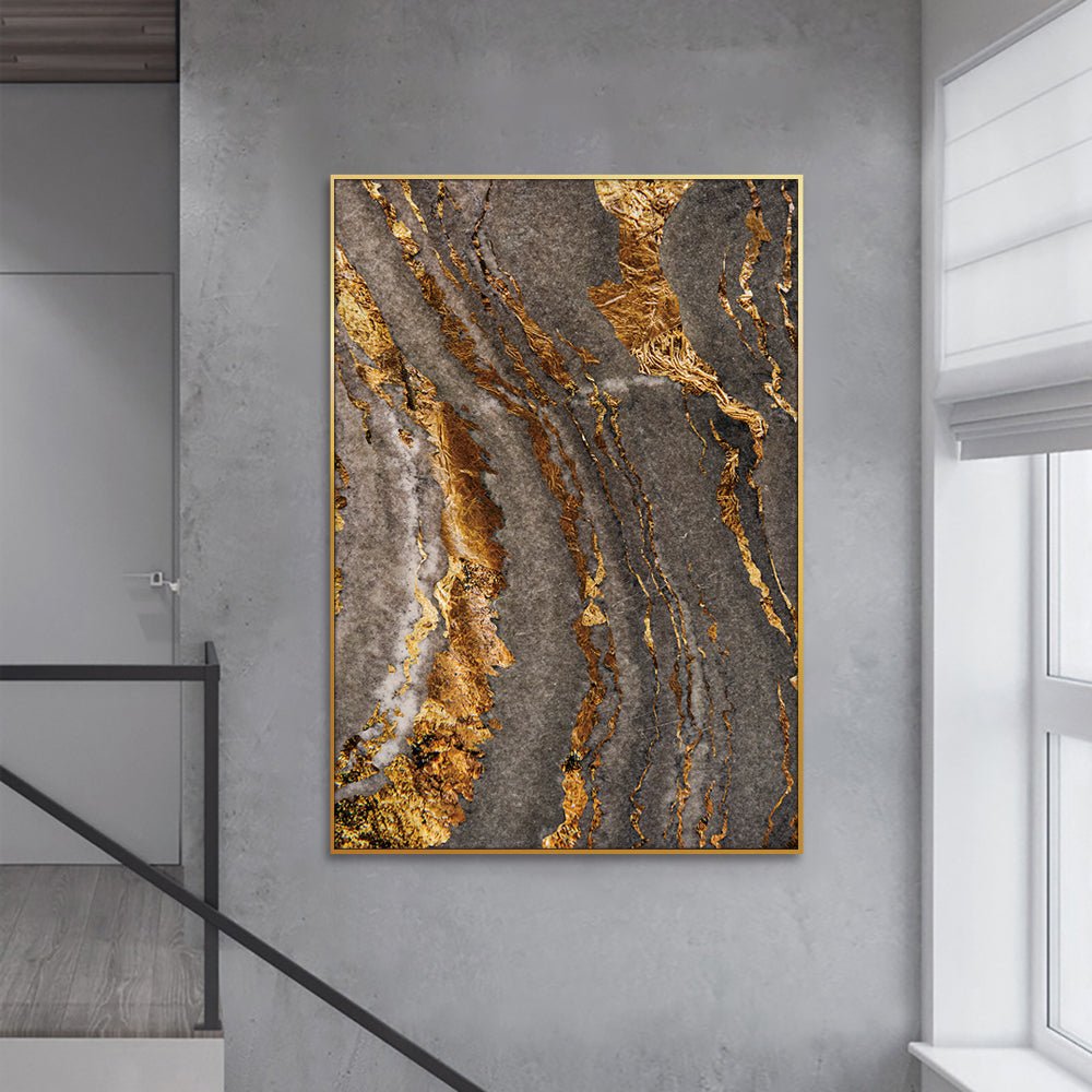 Este es un cuadro abstracto con vetas doradas y grises que se entrelazan, creando un diseño elegante y moderno. Las líneas doradas irregulares añaden profundidad y textura, mientras que el fondo gris varía en tonalidad. El marco de color oro complementa las vetas doradas en el arte interior. Este cuadro sería una adición estética ideal para cualquier oficina, aportando sofisticación y fomentando un ambiente de trabajo positivo e inspirador. Dimensión: 30'' x 40''