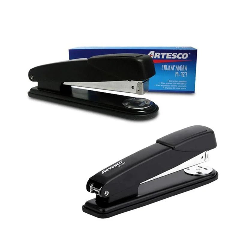 Grapadora metálica compacta M-727 negra de Artesco, resistente y precisa. Disponible en Officemate.