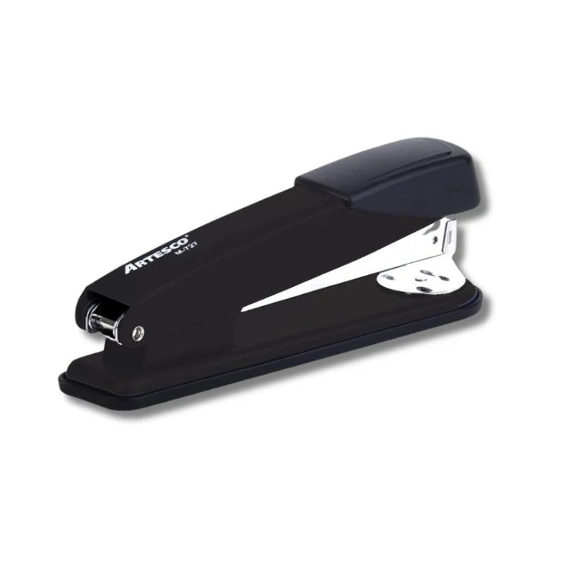 Grapadora metálica compacta M-727 negra de Artesco, resistente y precisa. Disponible en Officemate.