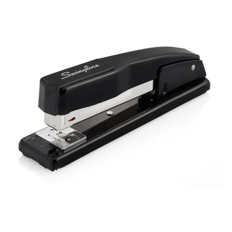 Grapadora metálica Swingline 444 negra sobre escritorio - Officemate