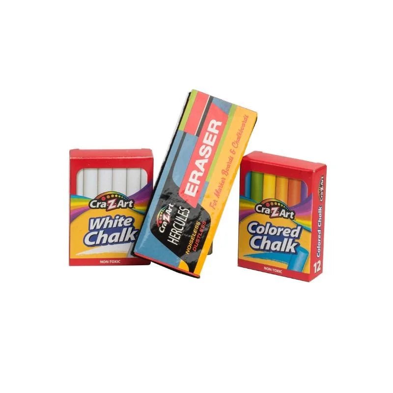 Juego de 24 tizas Cra-Z-Art, con tizas blancas y de colores, más un borrador de alta calidad. Perfecto para pizarras tradicionales. Disponible en Officemate.