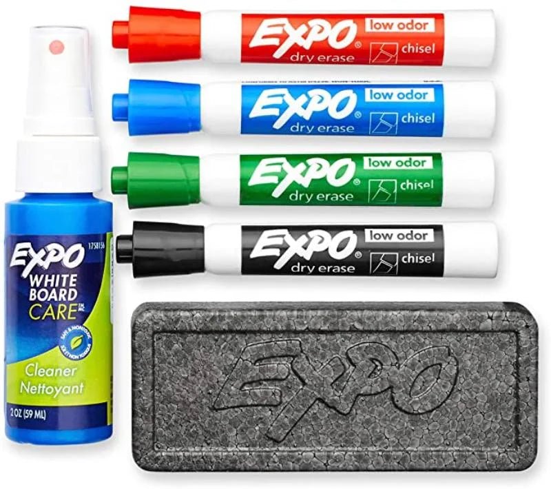 Kit de marcadores para pizarra Expo con borrador y limpiador, ideal para oficina, escuela y hogar. Disponible en Officemate.