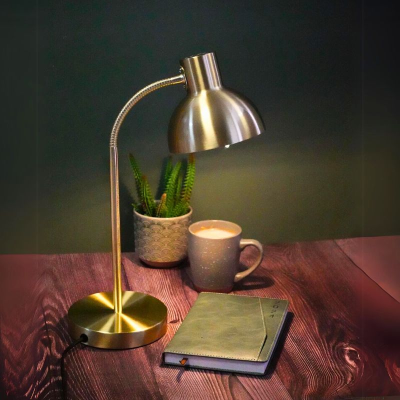 Lámpara de Escritorio "Luna" de Officemate con cuello flexible y acabado metálico para iluminación precisa