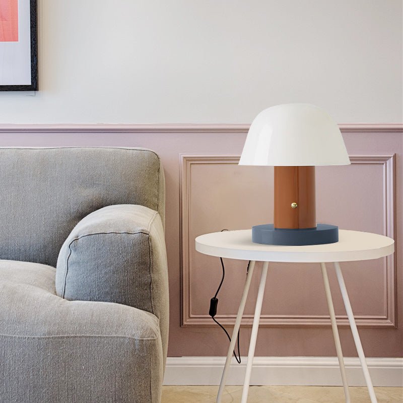 Compra Esta lámpara de mesa combina una elegante pantalla blanca con una base de madera, aportando un toque de calidez y estilo a cualquier habitación. Ideal para salas de estar y dormitorios, esta lámpara ofrece una iluminación suave y acogedora, creando un ambiente perfecto para relajarse. Decoración en Officemate!