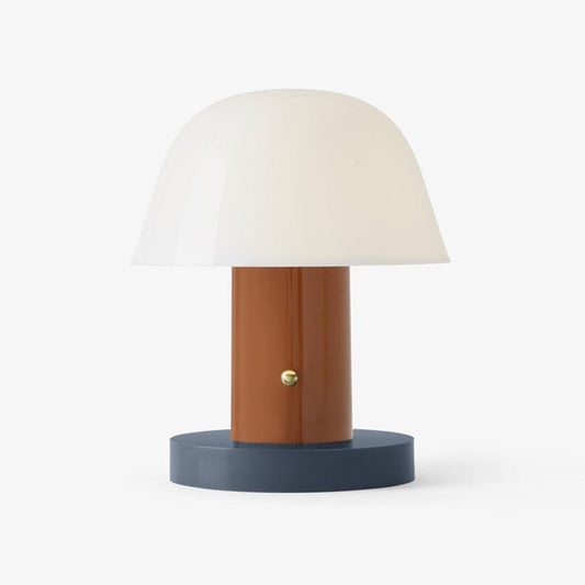 Compra Esta lámpara de mesa combina una elegante pantalla blanca con una base de madera, aportando un toque de calidez y estilo a cualquier habitación. Ideal para salas de estar y dormitorios, esta lámpara ofrece una iluminación suave y acogedora, creando un ambiente perfecto para relajarse. Decoración en Officemate!