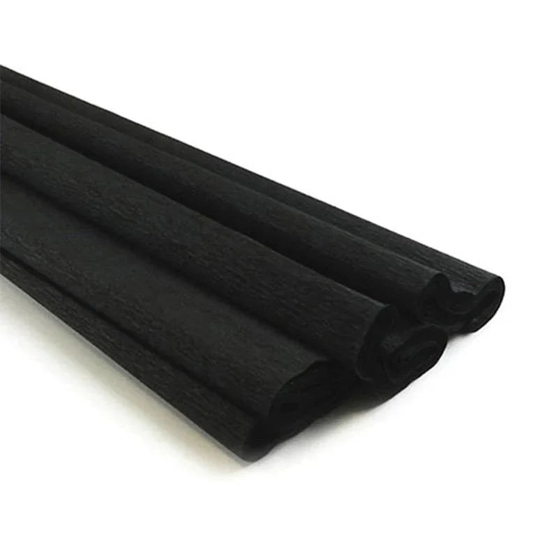 Rollo de papel crepé negro Artesco, resistente y elástico, ideal para manualidades y decoraciones. ¡Disponible en Officemate!