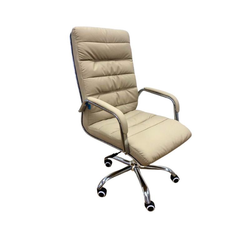 Silla Ejecutiva beige con base cromada y respaldo alto acolchado, ideal para oficinas.