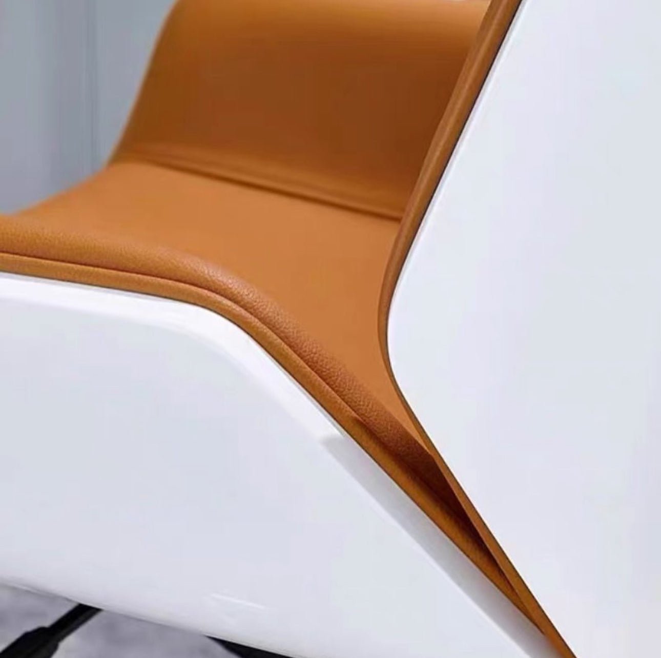 Silla Ejecutiva Elegancy Grand de OM Furniture en blanco y marrón, ergonómica y elegante