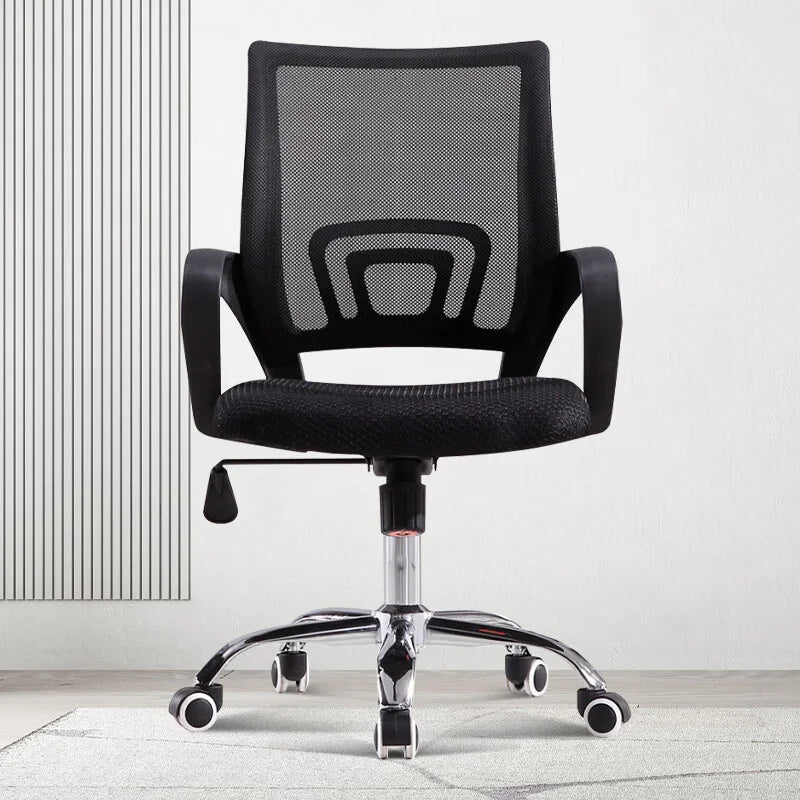 Silla Jade Premium de malla negra en una oficina, vista frontal