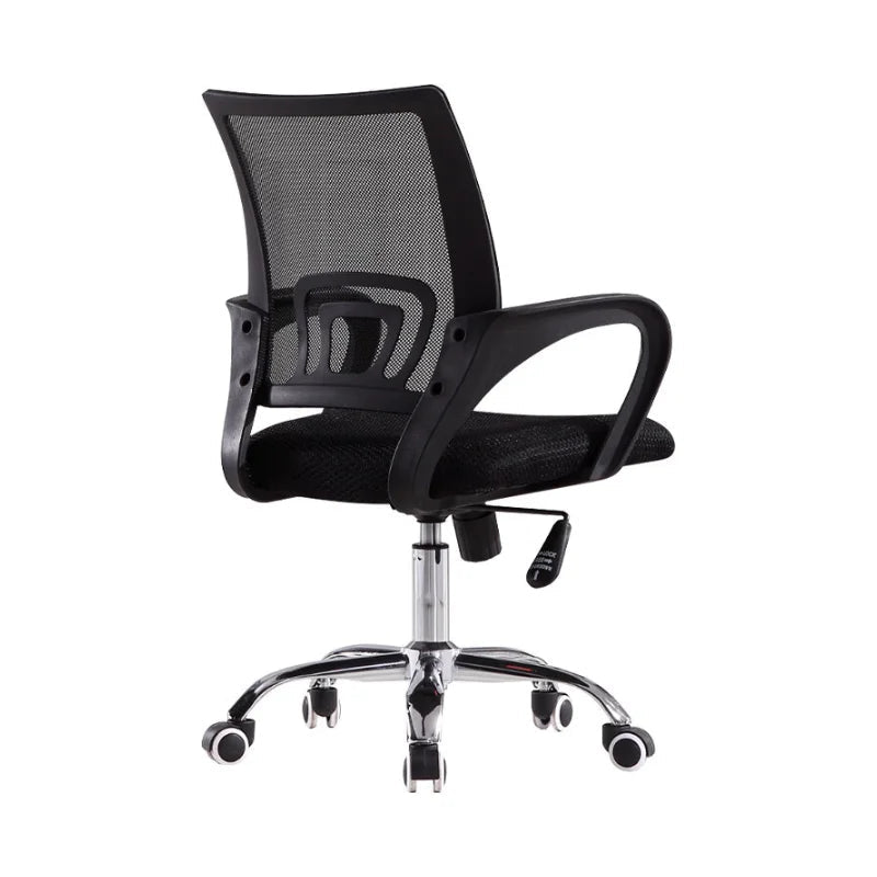 Silla secretarial Jade Premium de malla negra con base cromada, vista en ángulo
