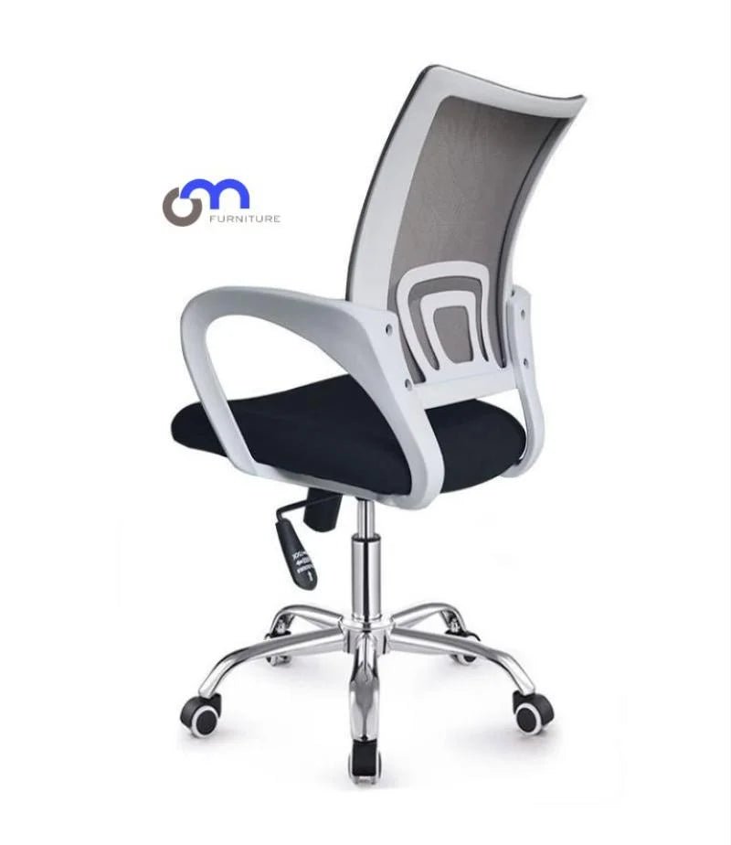 Silla secretarial Jade Premium OM blanca, con respaldo de malla transpirable y diseño ergonómico. Perfecta para oficinas