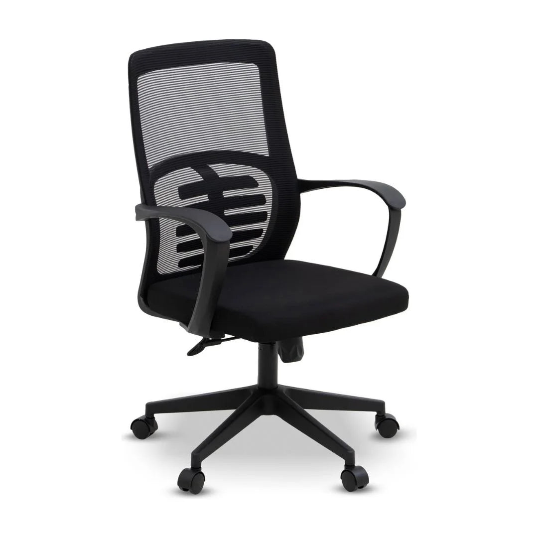 Silla secretarial negra modelo Lucía con respaldo de malla y diseño ergonómico. Disponible en Officemate.