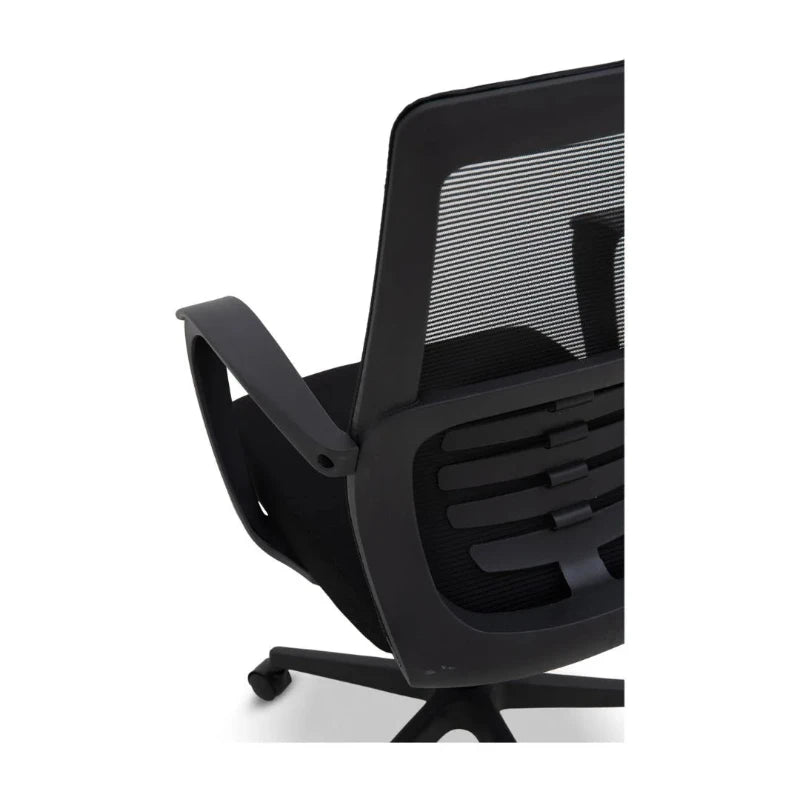 Silla secretarial negra modelo Lucía con respaldo de malla y diseño ergonómico. Disponible en Officemate.