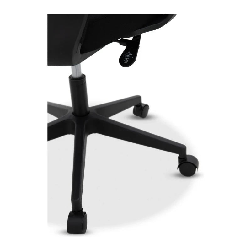 Silla secretarial negra modelo Lucía con respaldo de malla y diseño ergonómico. Disponible en Officemate.