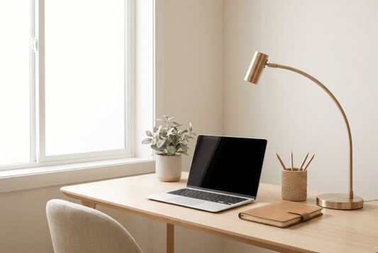 Escritorio de oficina en casa elegante y minimalista con luz natural