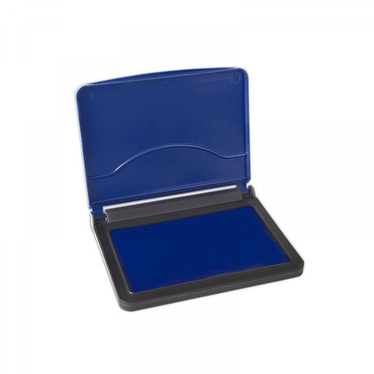 Almohadilla #2 con tinta azul de Artesco, ideal para sellos de goma. Alta calidad y durabilidad. Disponible en Officemate.