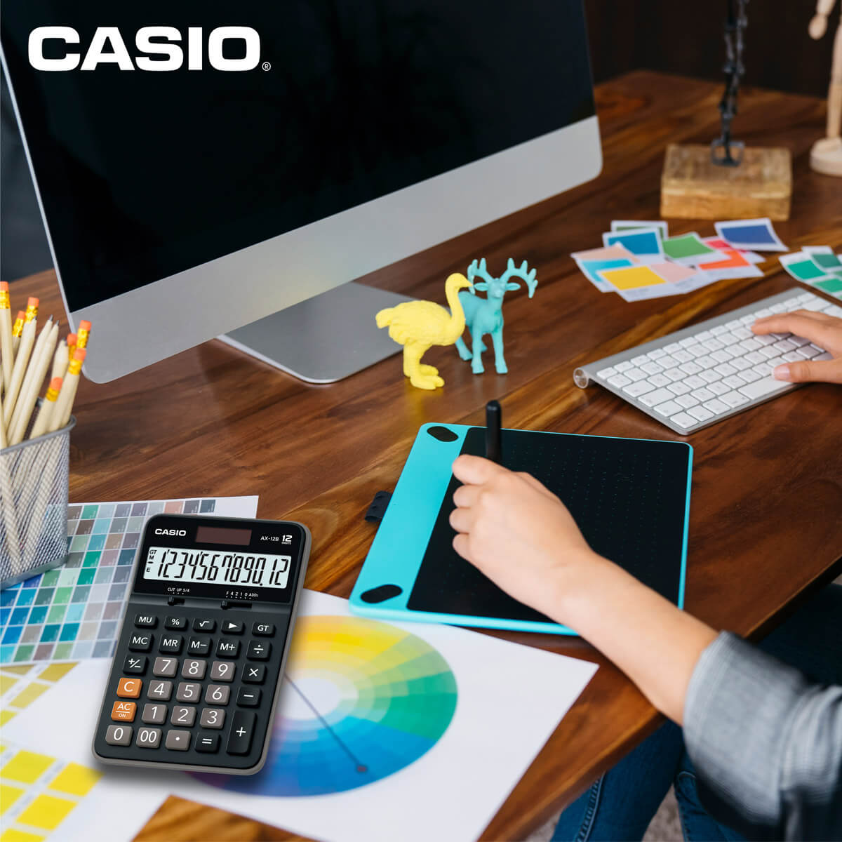Calculadora Casio de escritorio de la serie 120B que te permite hacer cálculos de tipo ordinario en tu lugar de trabajo. Diseño ergonómico, bordes curvos y gran pantalla de 12 dígitos, cuenta con Gran Total y selectores de decimales y redondeo de acuerdo a tus necesidades.