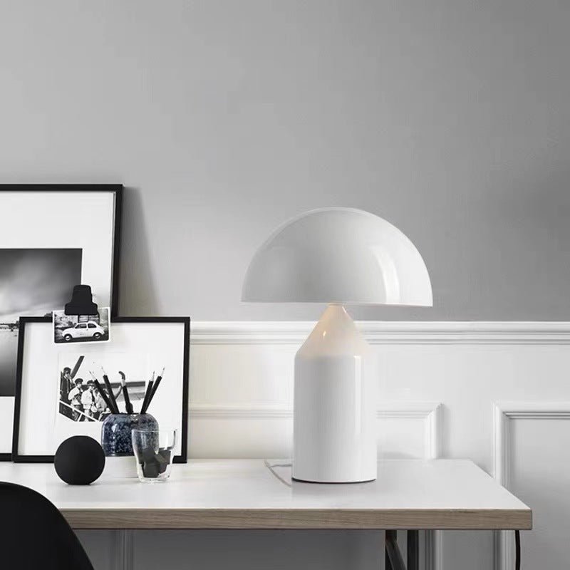 Lámpara de mesa con un diseño minimalista, ideal para escritorios y mesas de trabajo. Su estilo limpio y moderno se adapta a cualquier decoración, proporcionando una iluminación suave y agradable, perfecta para leer o trabajar. Officemate
