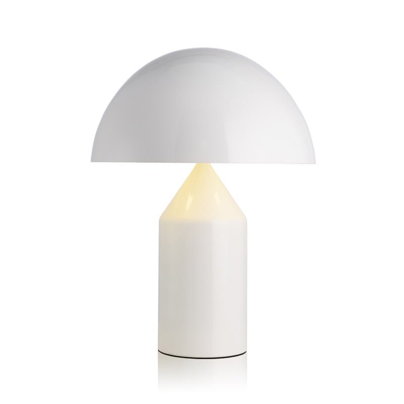Lámpara de mesa con un diseño minimalista, ideal para escritorios y mesas de trabajo. Su estilo limpio y moderno se adapta a cualquier decoración, proporcionando una iluminación suave y agradable, perfecta para leer o trabajar. Officemate