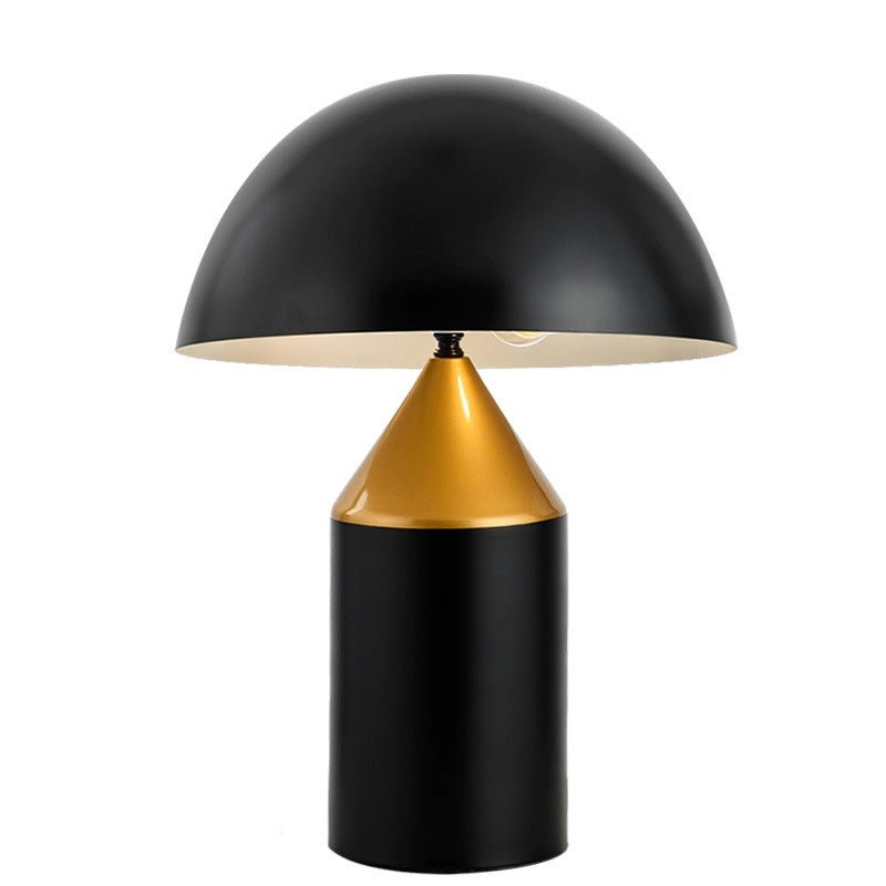 Compra Lámpara de mesa con un diseño sofisticado y moderno, combinando una base cónica dorada con una pantalla negra. Decoración en Officemate!