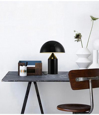 Lámpara de Mesa Negra con Base Cónica Dorada NHTD303B