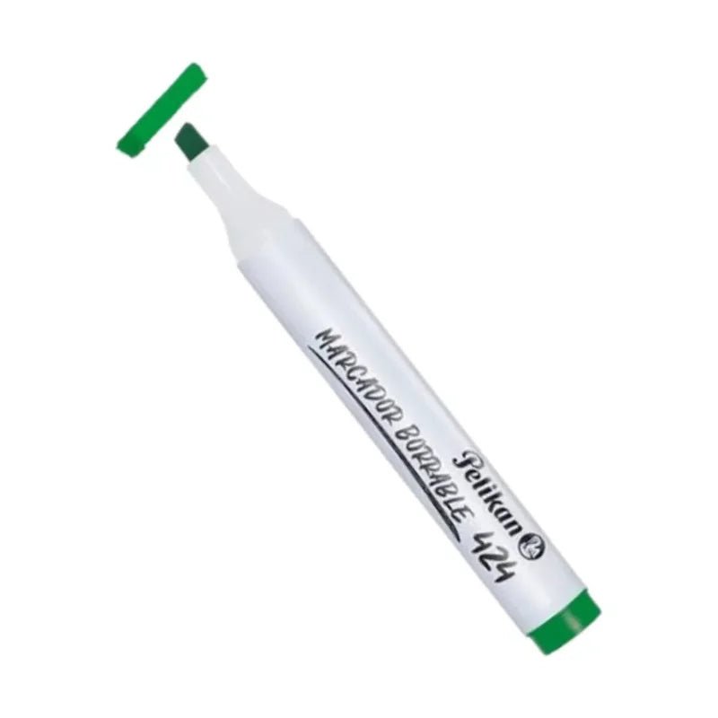 Marcador de pizarra verde Pelikan 424 con tinta vibrante y punta biselada para trazos limpios y fáciles de borrar. Officemate