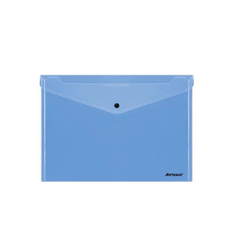 Sobre plástico azul con cierre de presión de Artesco, ideal para almacenar y proteger documentos. Disponible en Officemate.