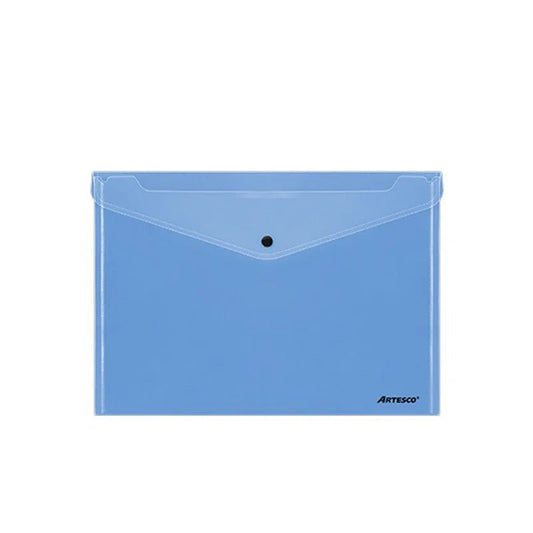 Sobre plástico azul con cierre de presión de Artesco, ideal para almacenar y proteger documentos. Disponible en Officemate.